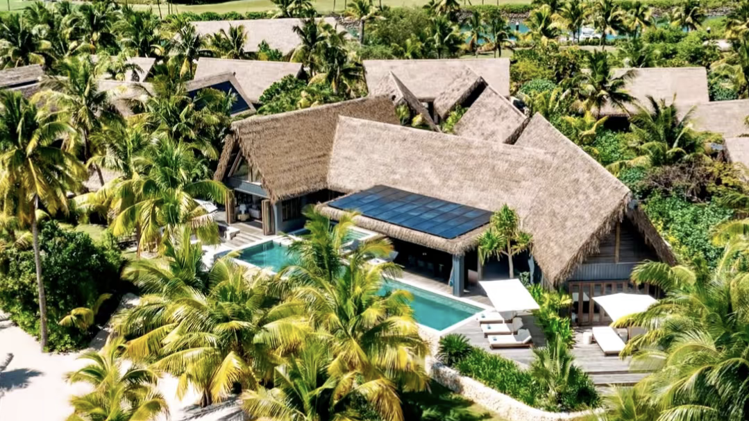 villa-de-lujo-ecológica-paneles-solares-techo-de-paja