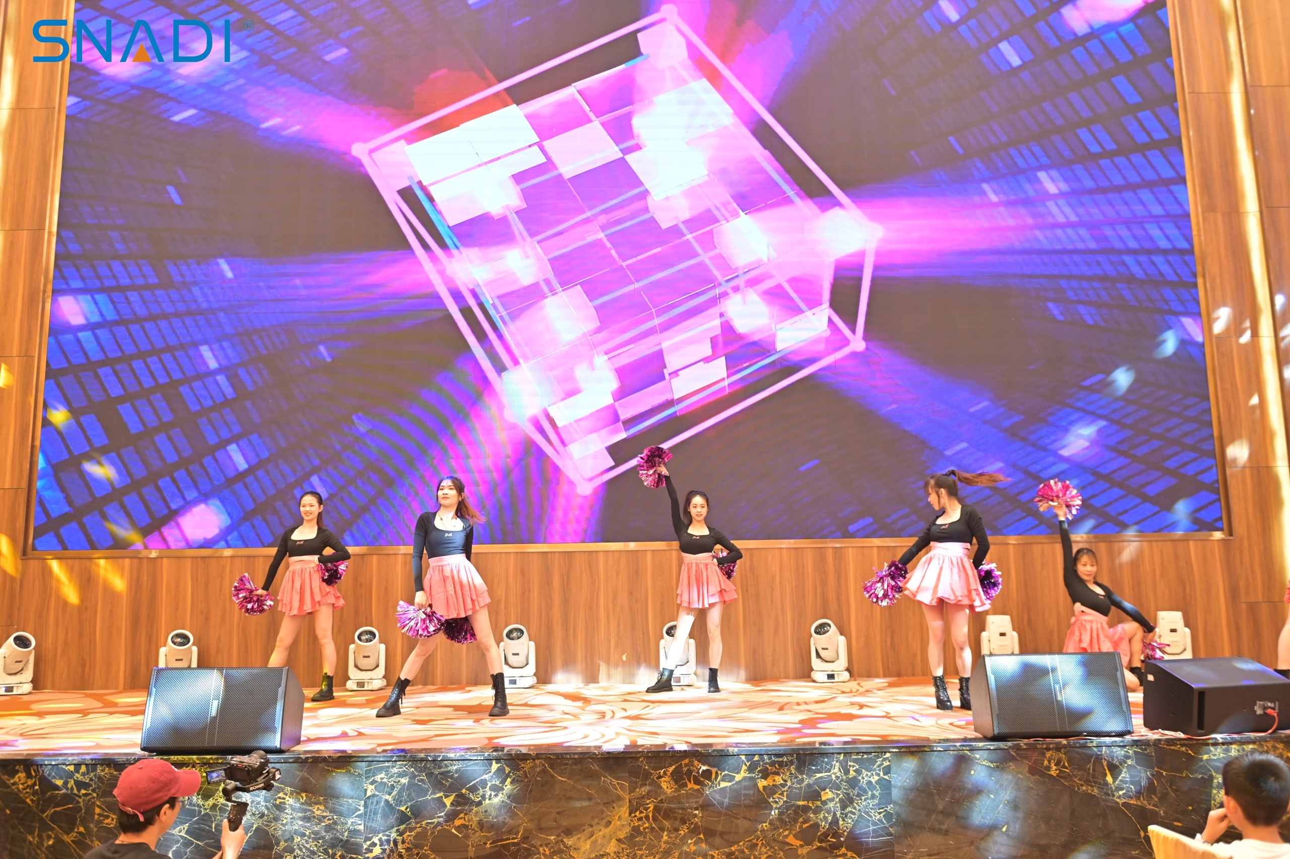 Dance show-snadi Espectáculo de danza-snadi