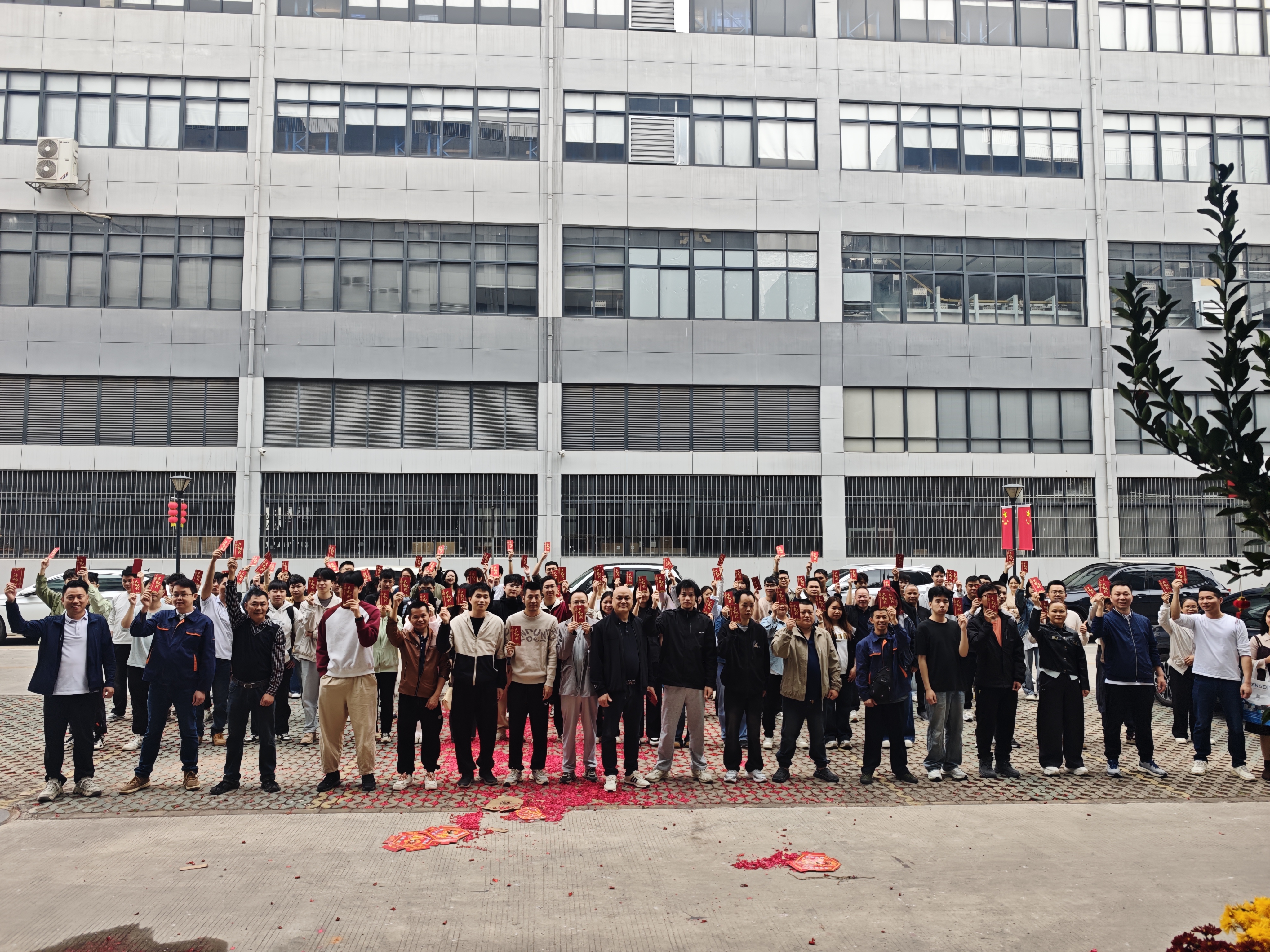 Powering Up 2026: SNADI Solar celebra el inicio posterior a las fiestas con sobres rojos tradicionales