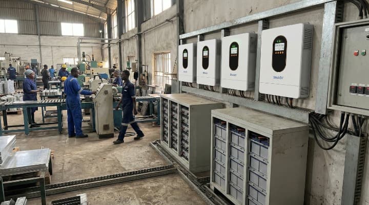 paneles-de-control-de-trabajadores-de-maquinaria-de-fábrica-industrial