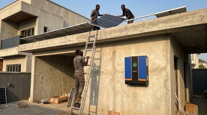 instalación-de-inversor-solar-híbrido-snadi-nkh-series-nigeria
